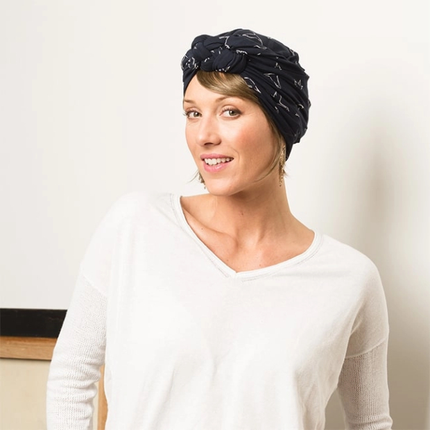 Turban Sonia bleu marine motifs cygnes Comptoir de Vie 