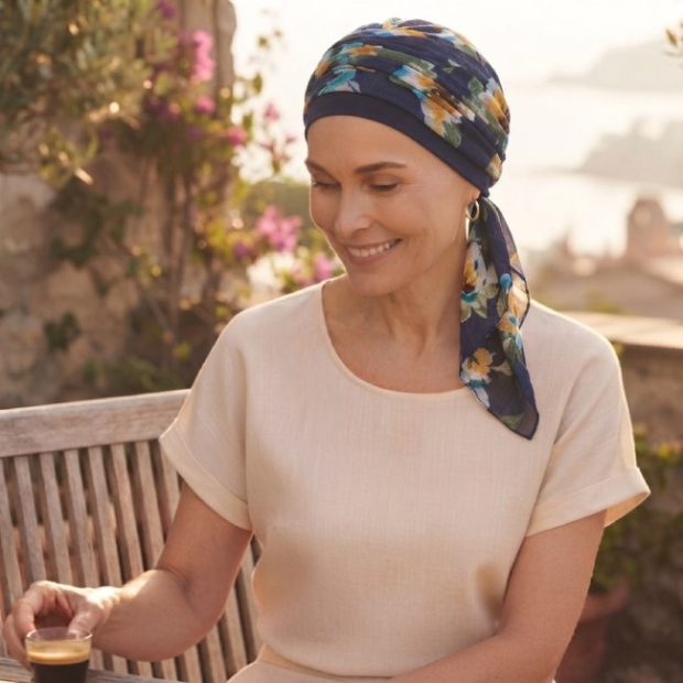 Foulard en coton Ughet Fleur bleu marine - Comptoir de Vie