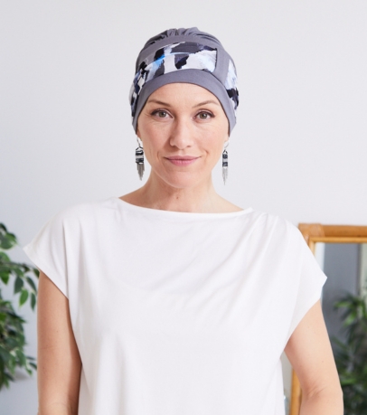 Femme portant un turban pour chimioth&eacute;rapie en bambou